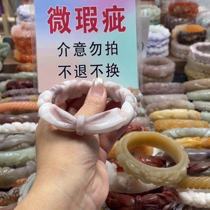 晓***悦未镶嵌手镯石英质玉