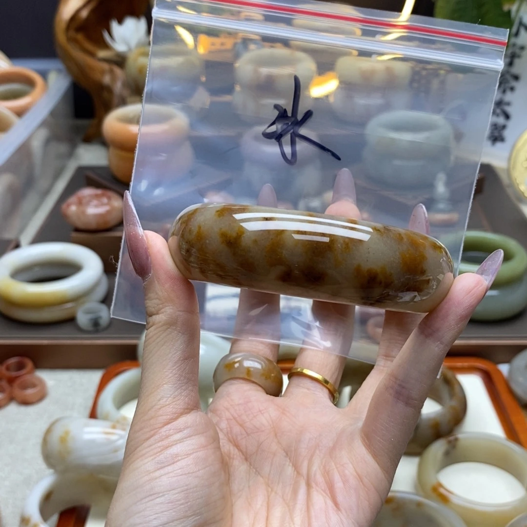 石英质玉手镯未镶嵌冰****?