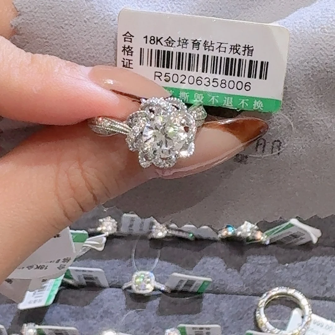 蓝***己18K金镶嵌合成钻石15