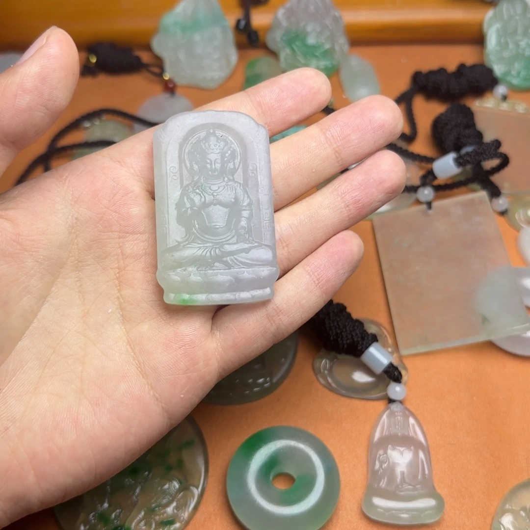 翡翠未镶嵌颈饰度母