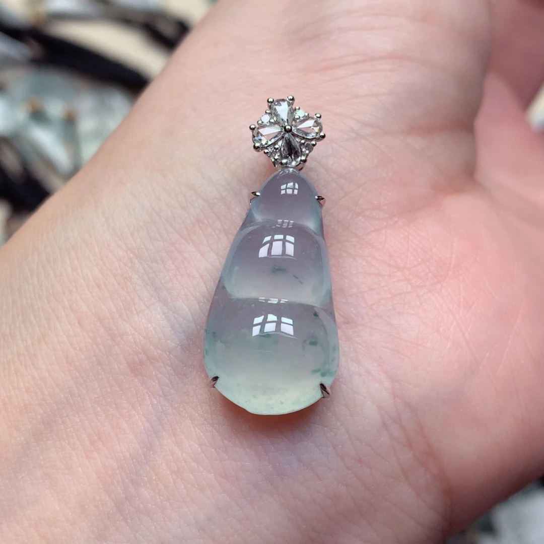 颈饰18K金镶嵌翡翠豆子