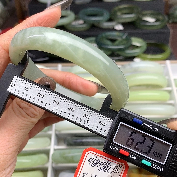 蛇纹石玉手镯未镶嵌680