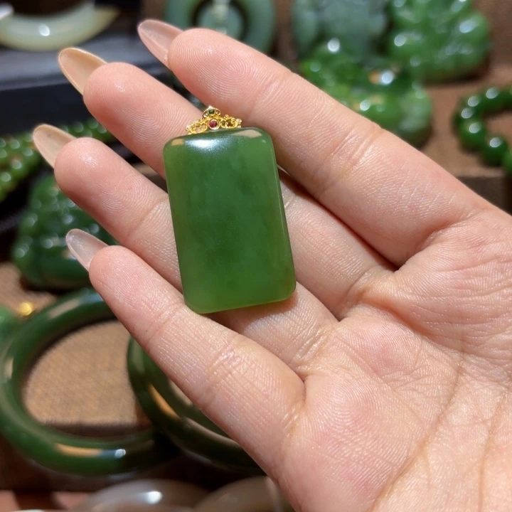 颈饰18K金镶嵌和田玉（碧玉）