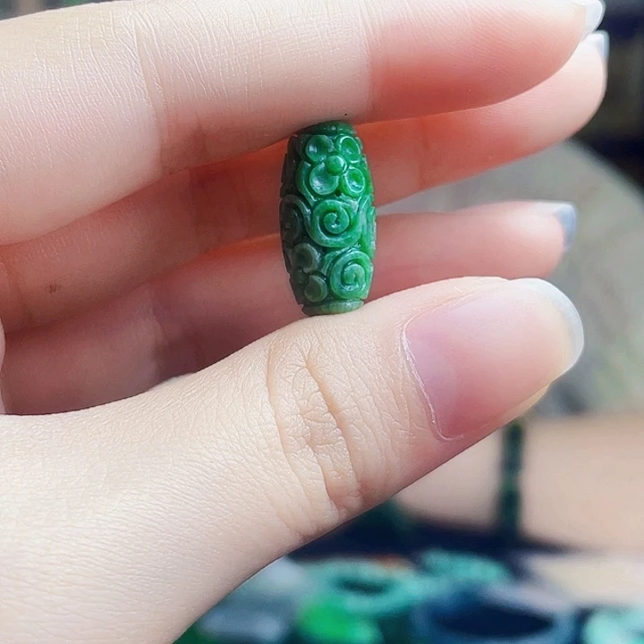 翡翠未镶嵌颈饰多样性