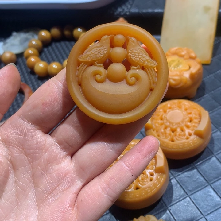 石英质玉（黄龙玉）未镶嵌颈饰