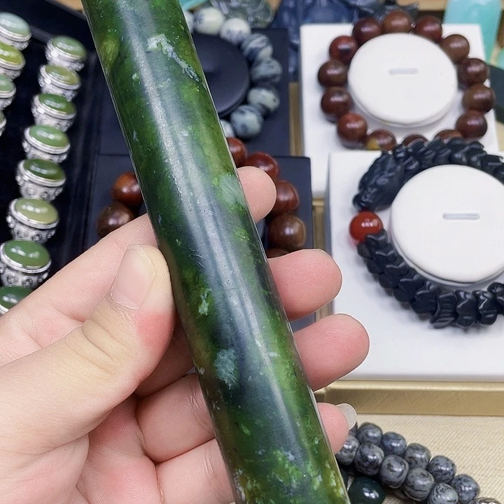 透闪石质玉未镶嵌珠宝奇石