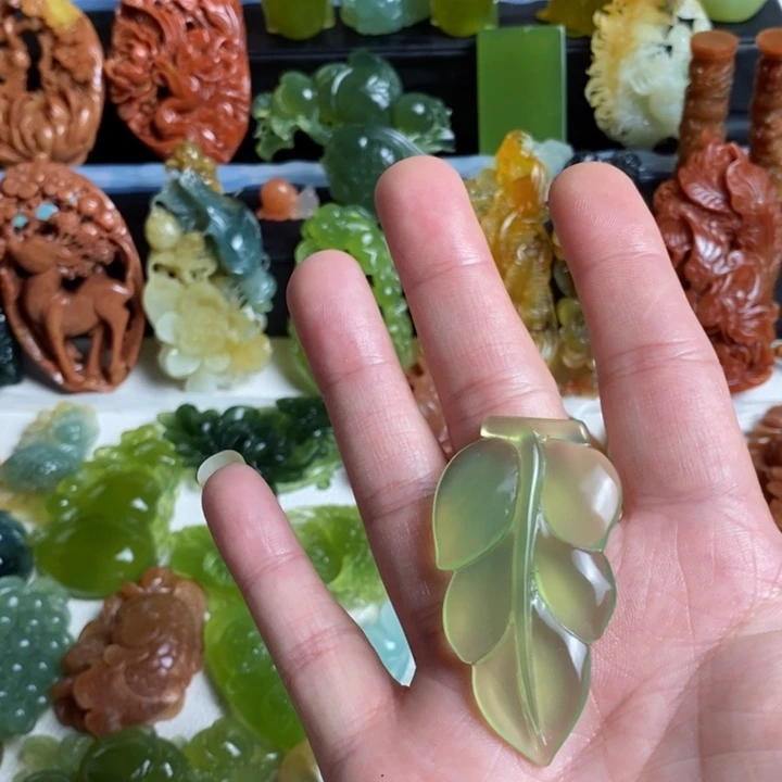 蛇纹石玉未镶嵌颈饰