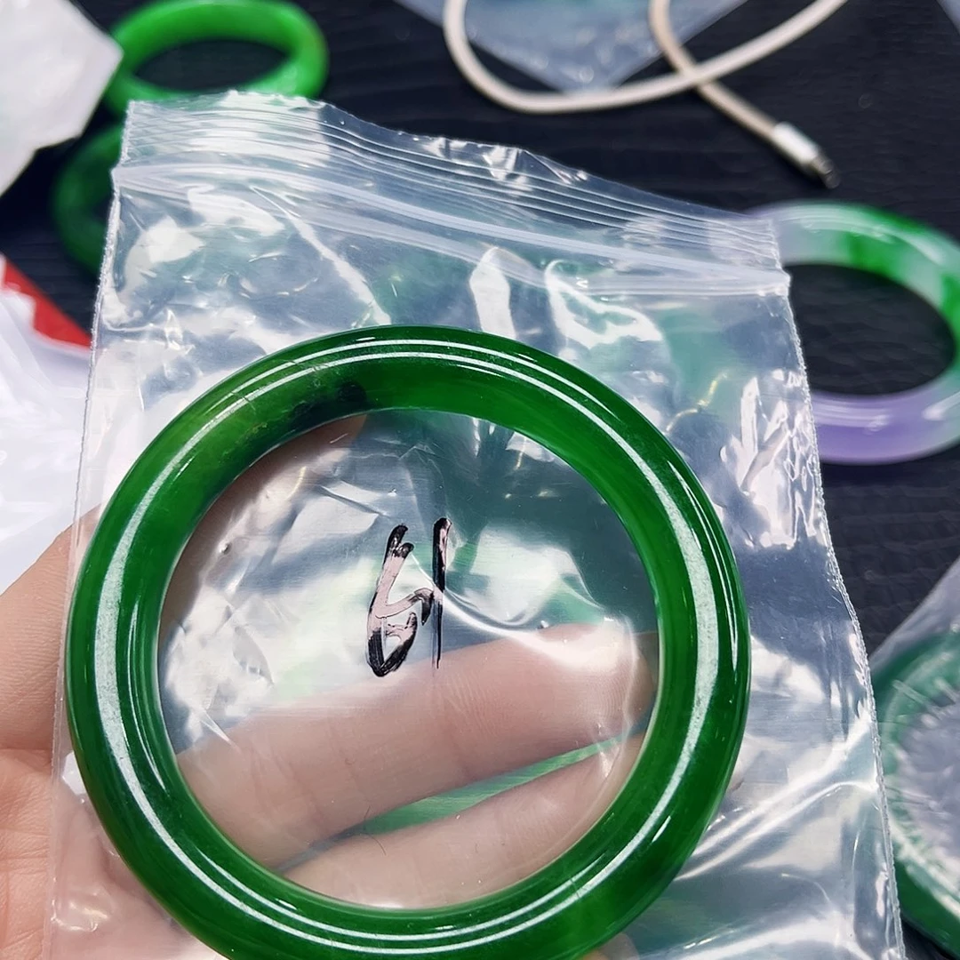 翡翠手镯未镶嵌多样性