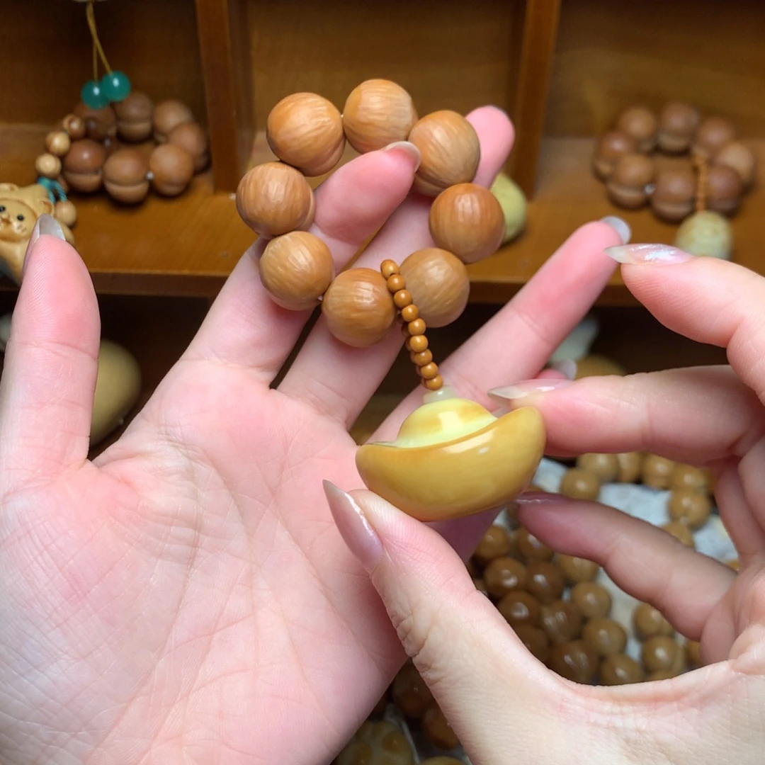 ****！文玩核桃吊坠屁桃手捻哑光元宝