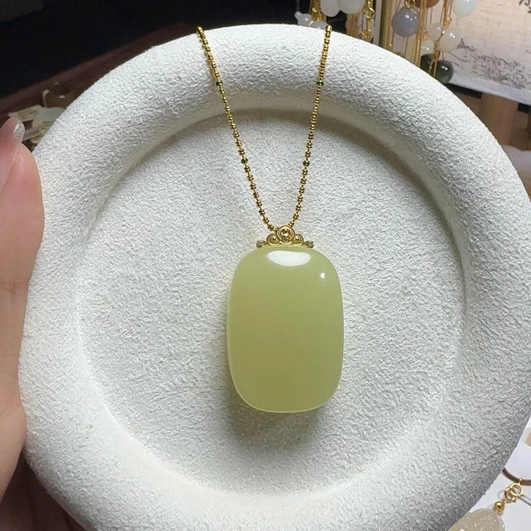 九***月和田玉18K金镶嵌颈饰黄口面包无事牌