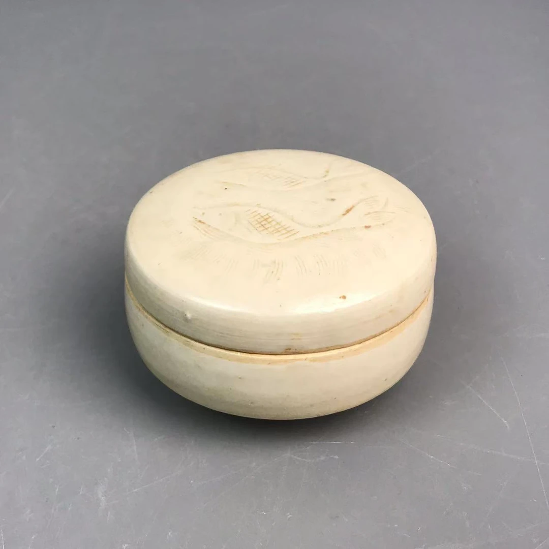 定窑双鱼纹盖盒...