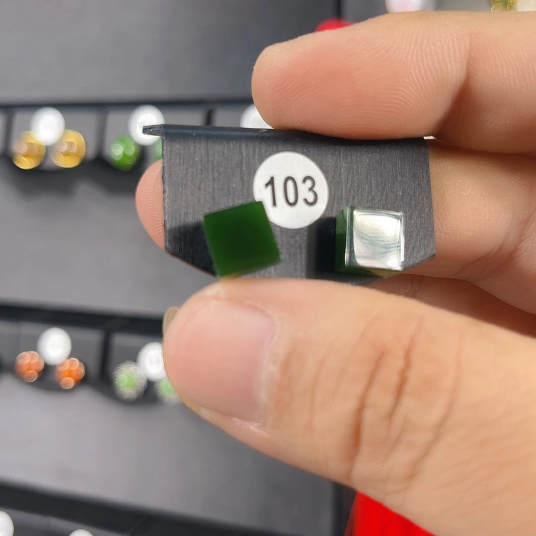 哟***吼和田玉未镶嵌耳饰