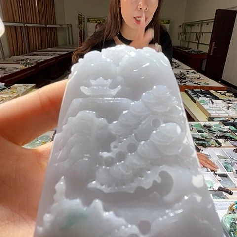 翡翠未镶嵌颈饰一个