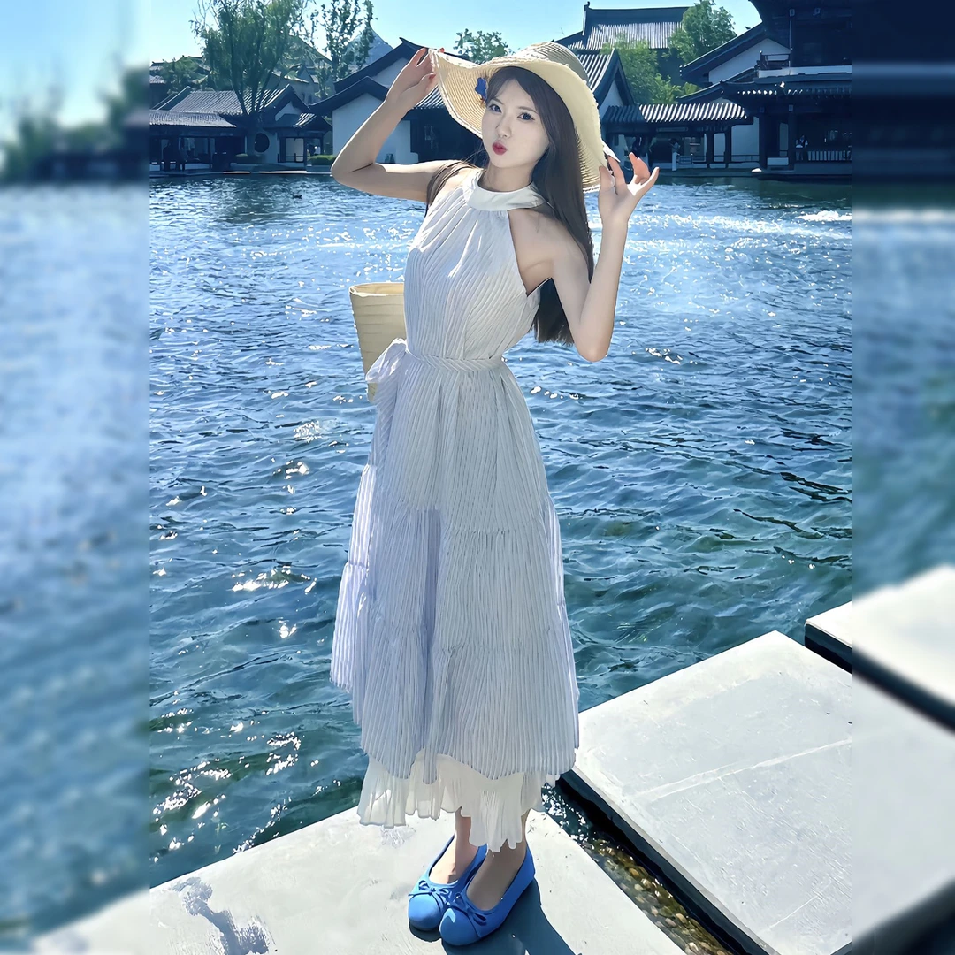 清冷感蓝色格纹挂脖吊带连衣裙女夏季2025新款黑色长款修身连衣裙