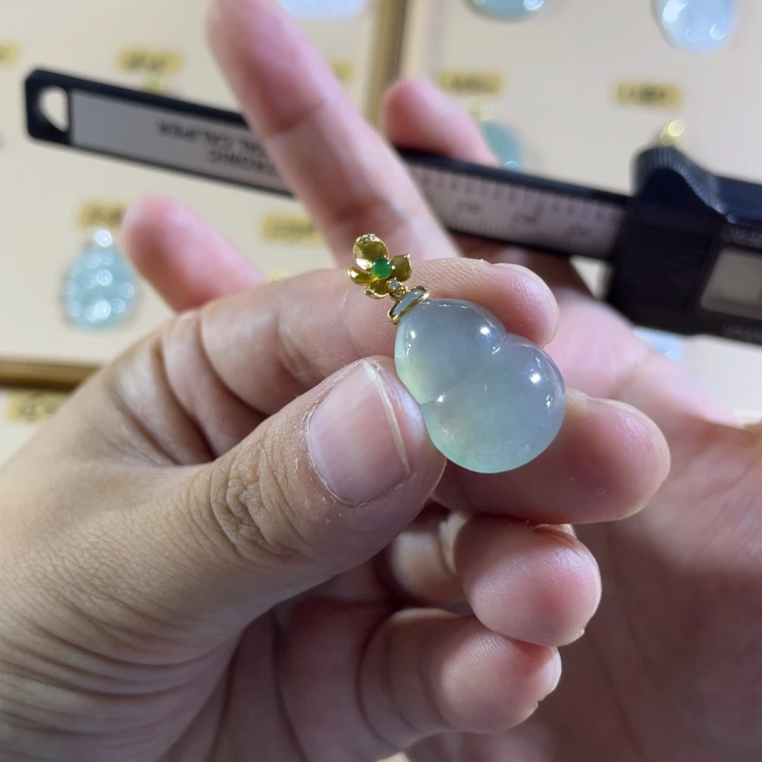 颈饰18K金镶嵌翡翠