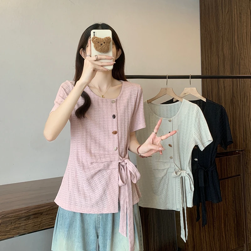 2025夏装新款胖mm大码女温柔风圆领别致纽扣短袖小衫