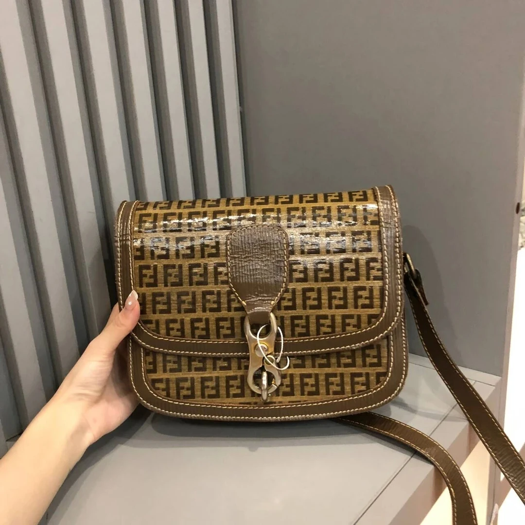 90新 FENDI/芬迪 兔兔奢G专属/芬迪斜挎包 /240610835