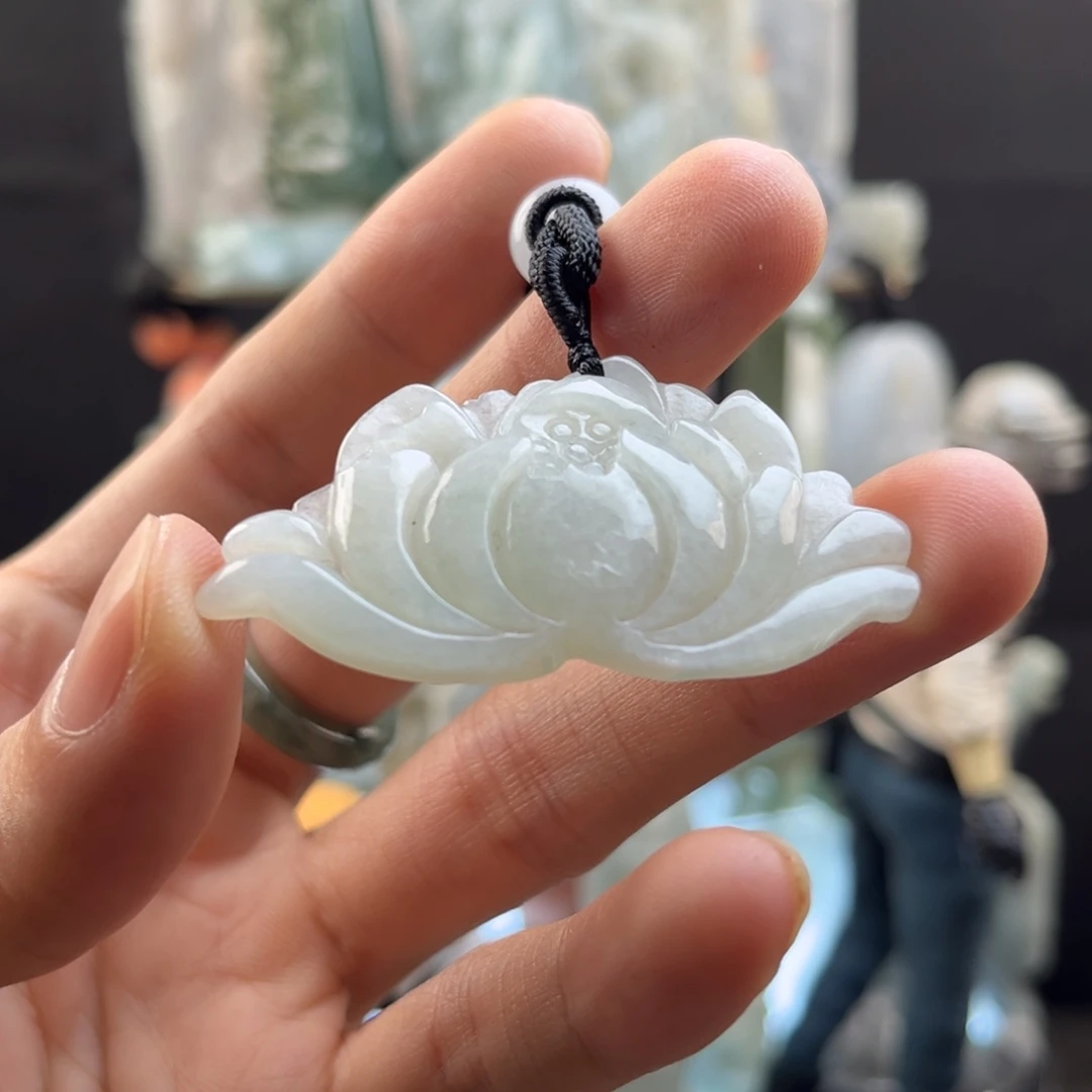 翡翠未镶嵌颈饰荷花