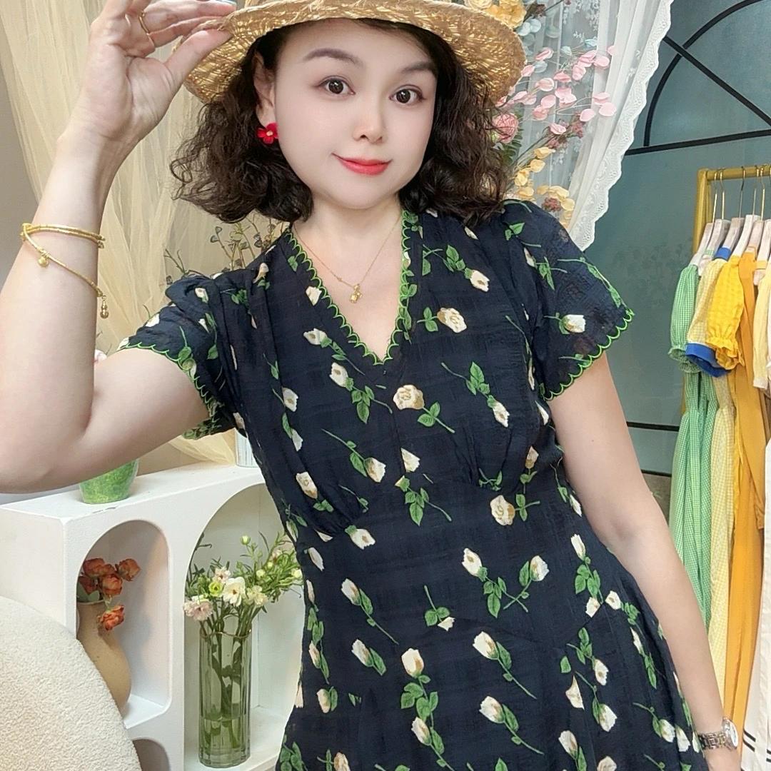 （邂逅绿意）法式复古绣花v领碎花连衣裙高腰显瘦优雅气质长裙24010