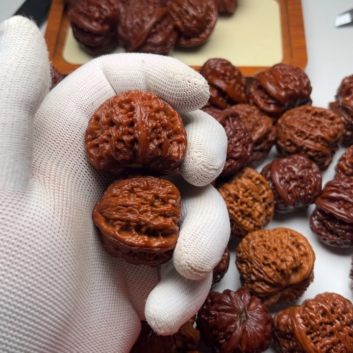 桃核吊坠白狮子文玩核桃