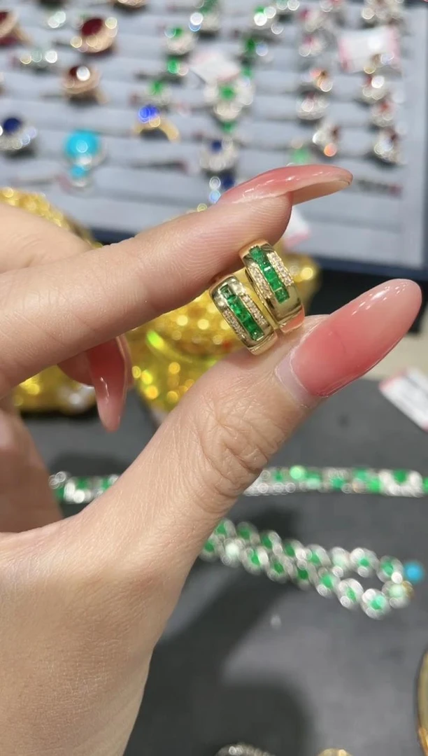 18K金镶嵌祖母绿耳饰
