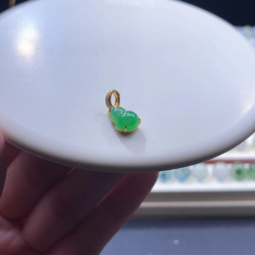 翡翠18K金镶嵌颈饰18K冰阳绿葫芦吊坠