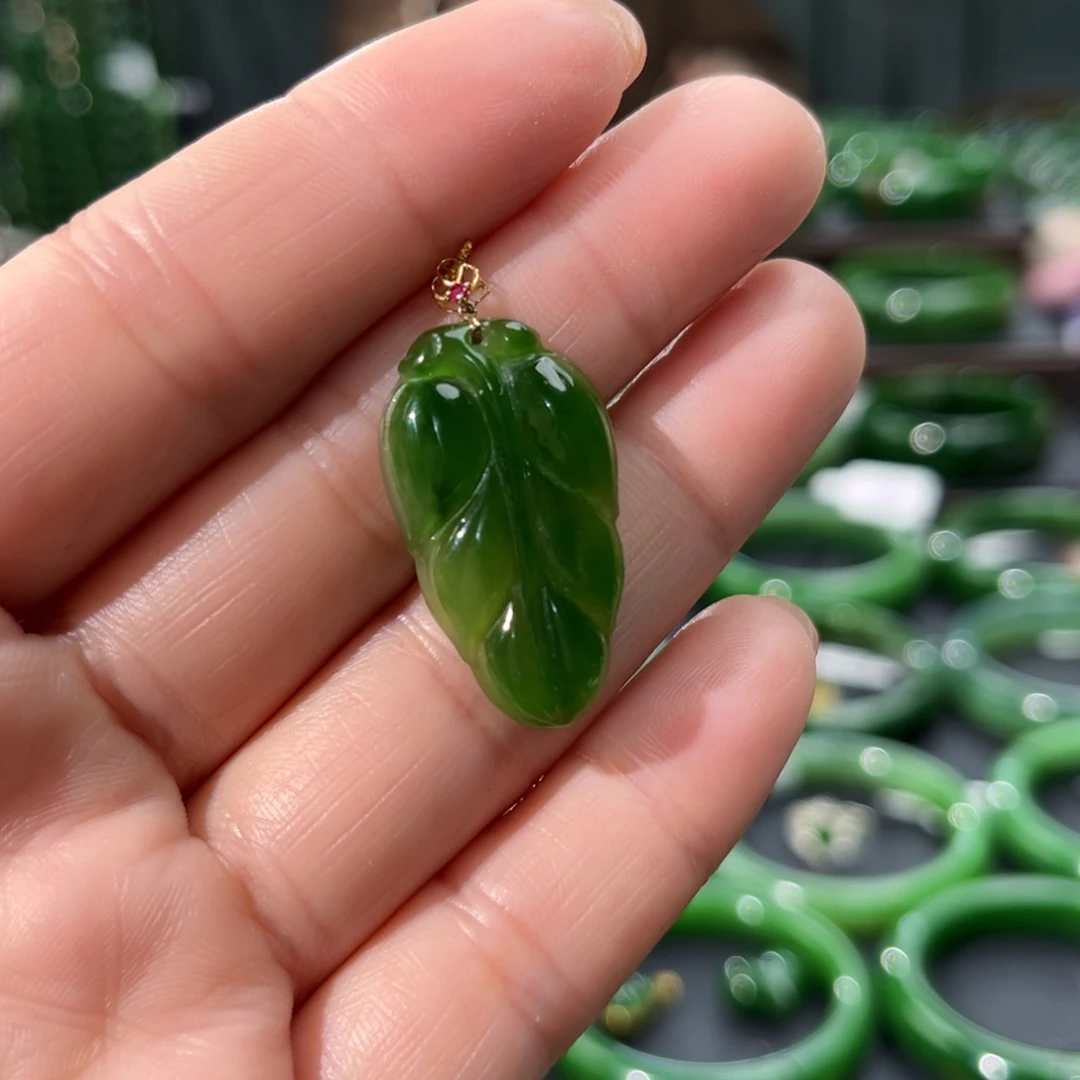 颈饰18K金镶嵌和田玉（碧玉）