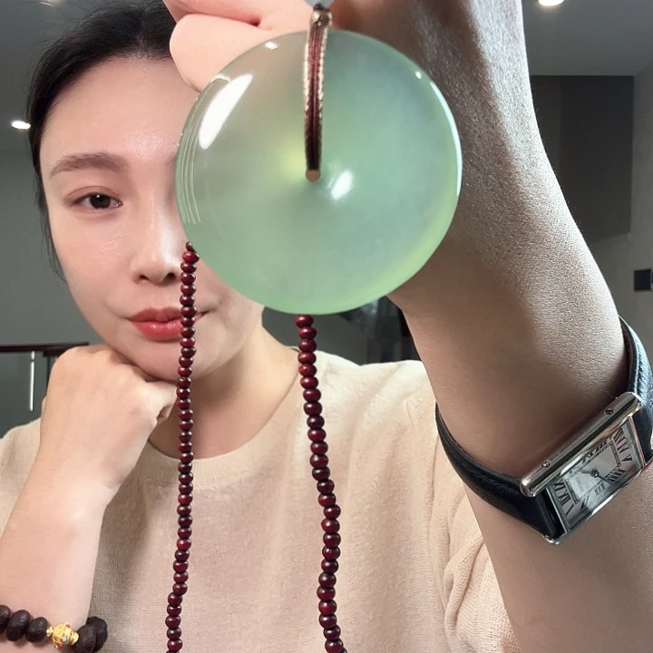 小***学蛇纹石玉未镶嵌颈饰