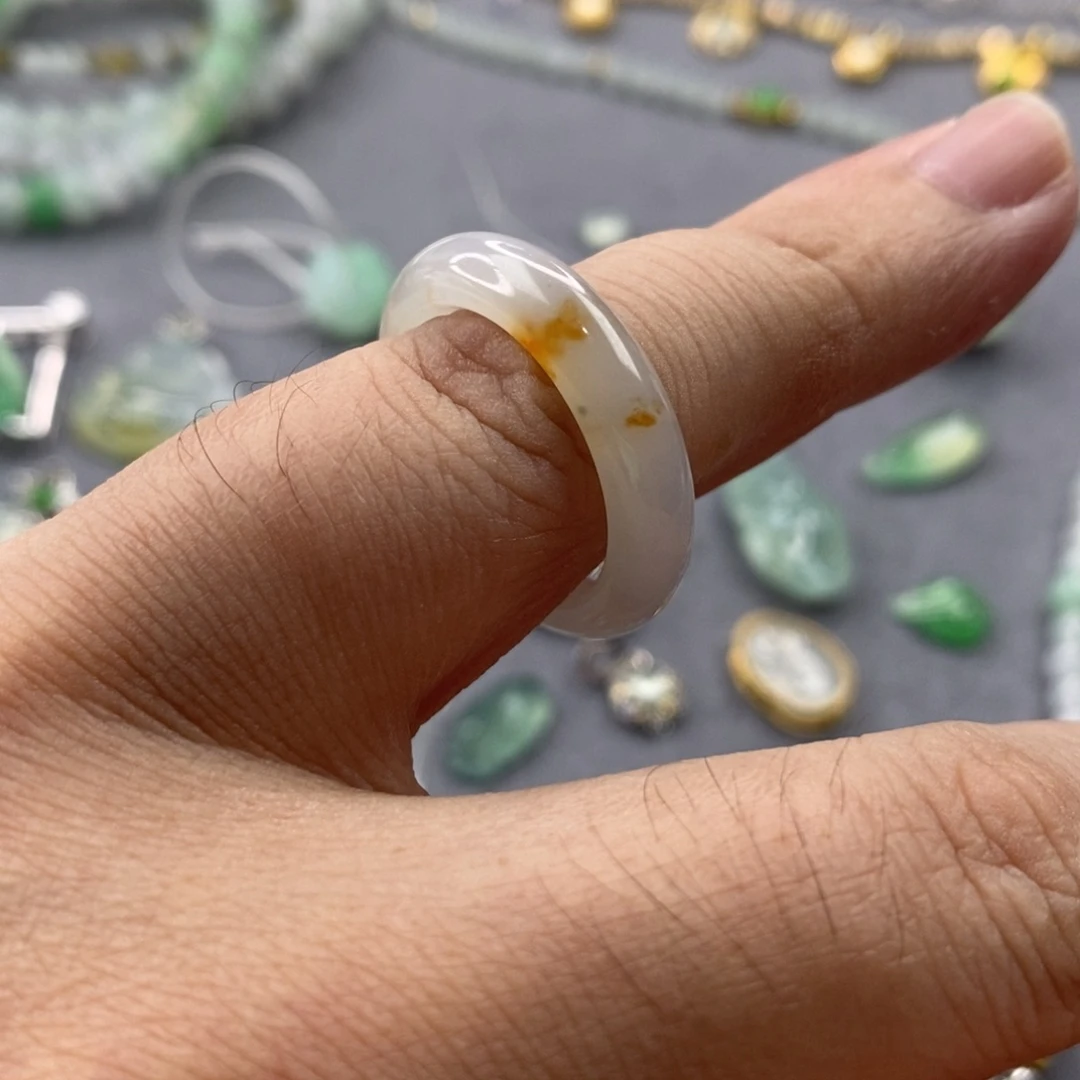 翡翠未镶嵌颈饰戒指