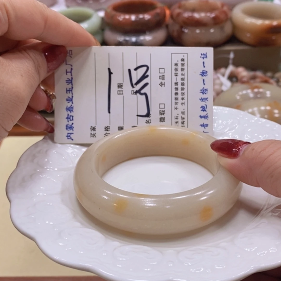 【闪购商品】未镶嵌手镯石英质玉