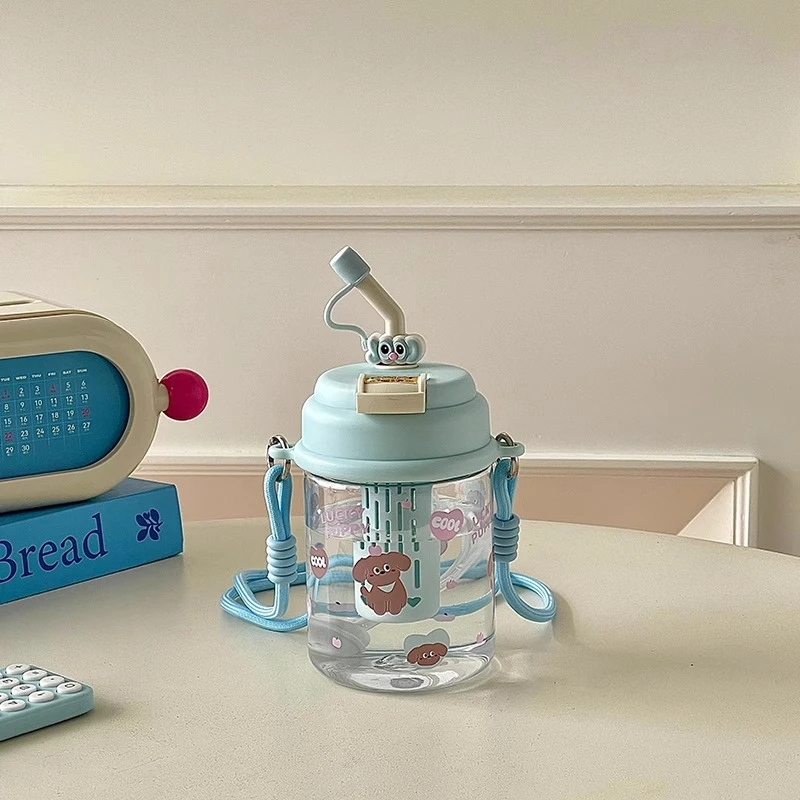 便携新款高颜值吸管杯儿童可爱简约背带式带茶仓学生大容量水杯