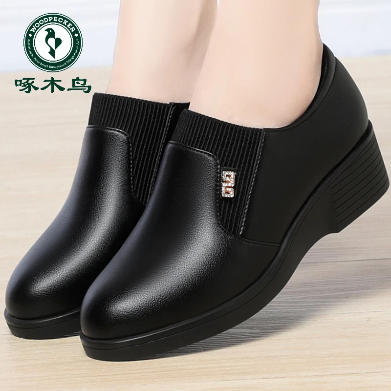 啄木鸟坡跟妈妈女士皮鞋女鞋新款软底单鞋深口舒适防滑厚底鞋子