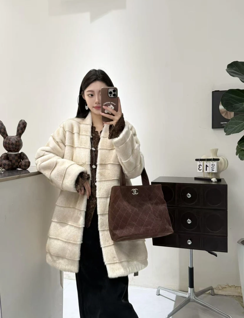 冬季环保毛V领外套中长款层次感切边横条毛毛温柔百搭5D20106RS