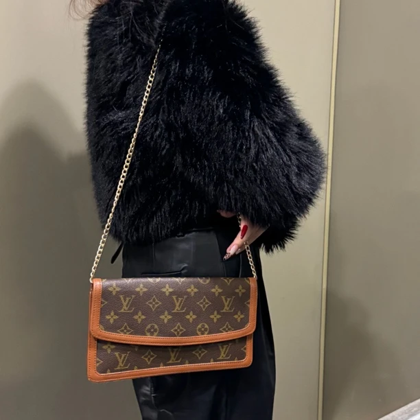 95新 LouisVuitton/路易威登 lv红皮手拿包