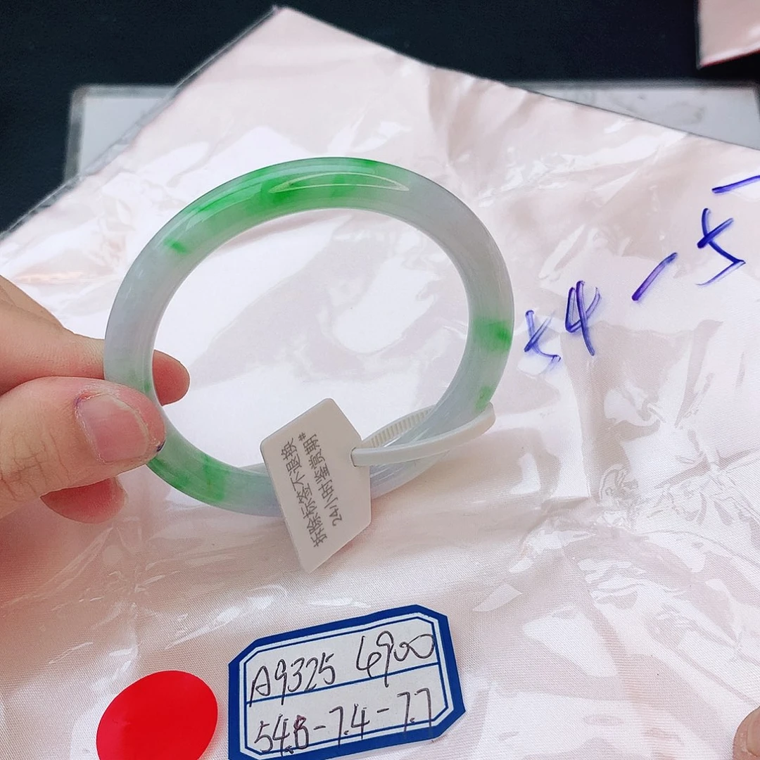 翡翠手镯未镶嵌翡翠