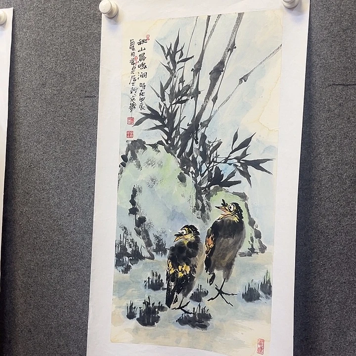 国画在干嘛我也在看手机