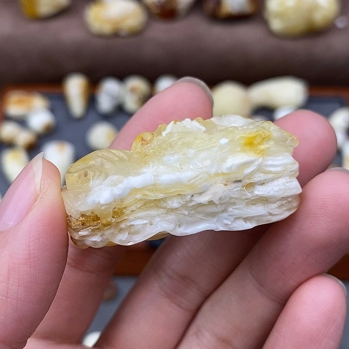 琥珀裸石未镶嵌龙三通