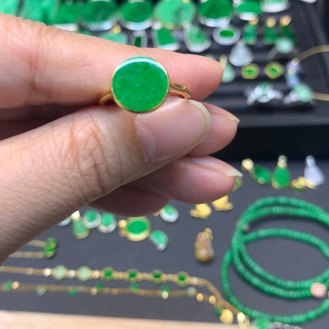 翡翠未镶嵌颈饰有纹裂