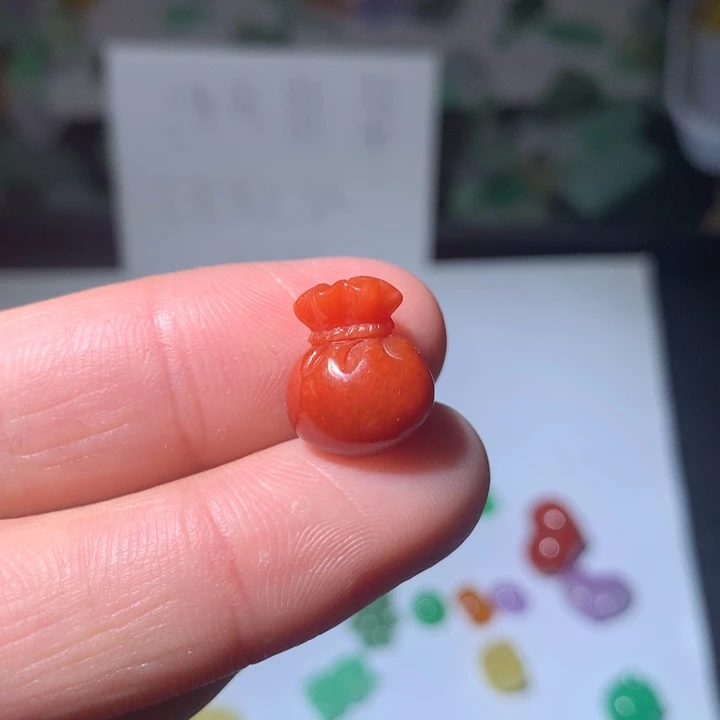 奶***喔翡翠未镶嵌颈饰挂件