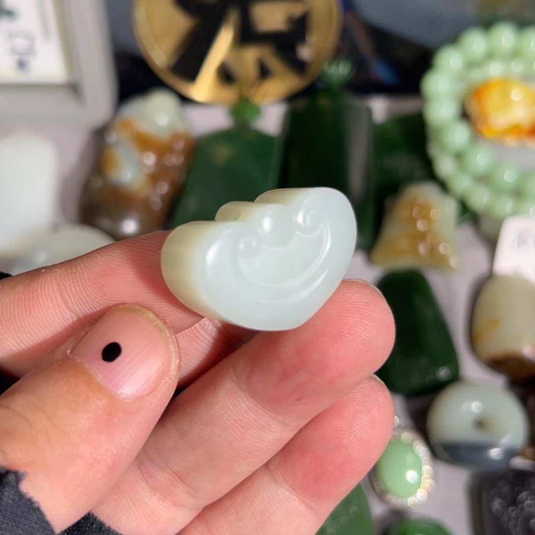 和田玉未镶嵌颈饰俄白老料手工雕刻抛光厚装如意锁价香新品