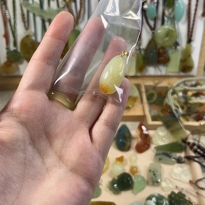 蛇纹石玉未镶嵌颈饰