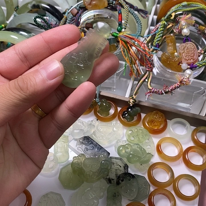 蛇纹石玉未镶嵌颈饰