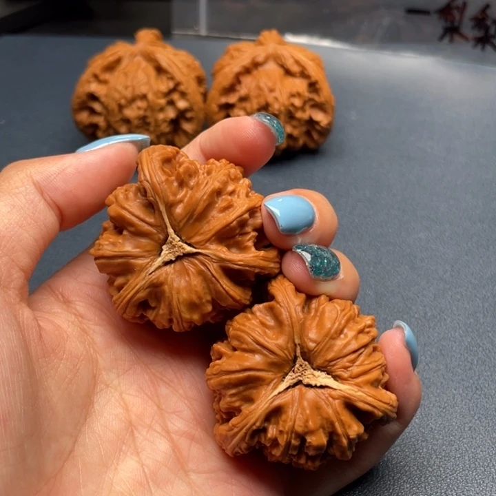 S***I文玩核桃吊坠白狮子