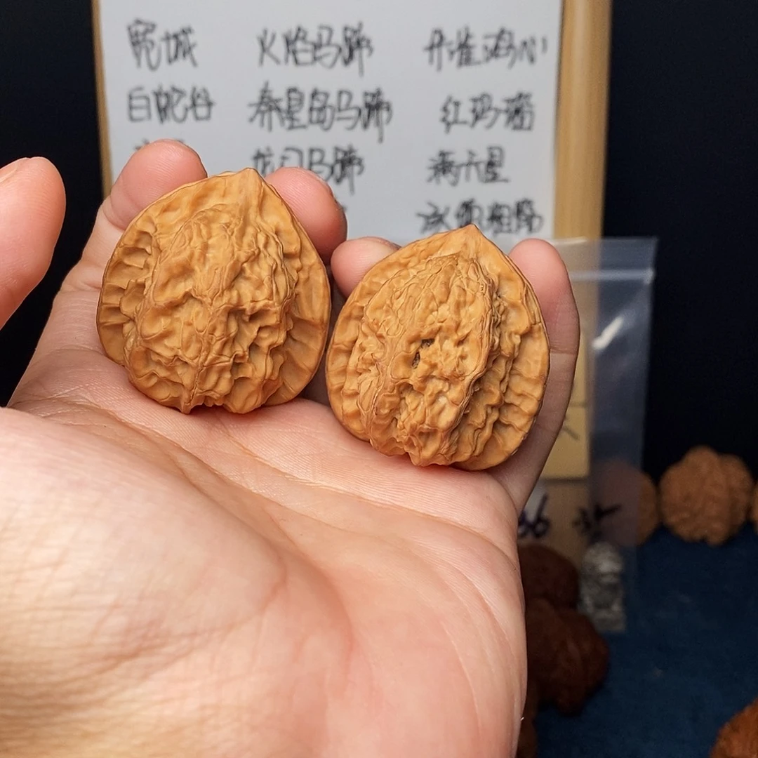 文玩核桃把件梨木台