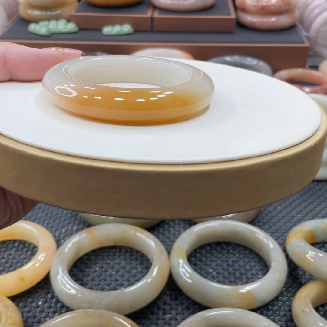 未镶嵌手镯石英质玉
