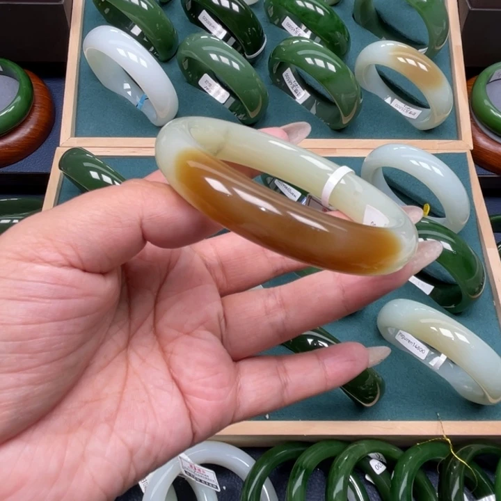 和田玉未镶嵌手镯