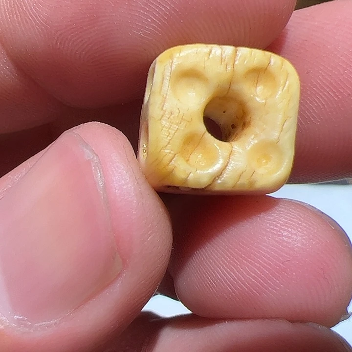 玻璃颈饰在这里的时候