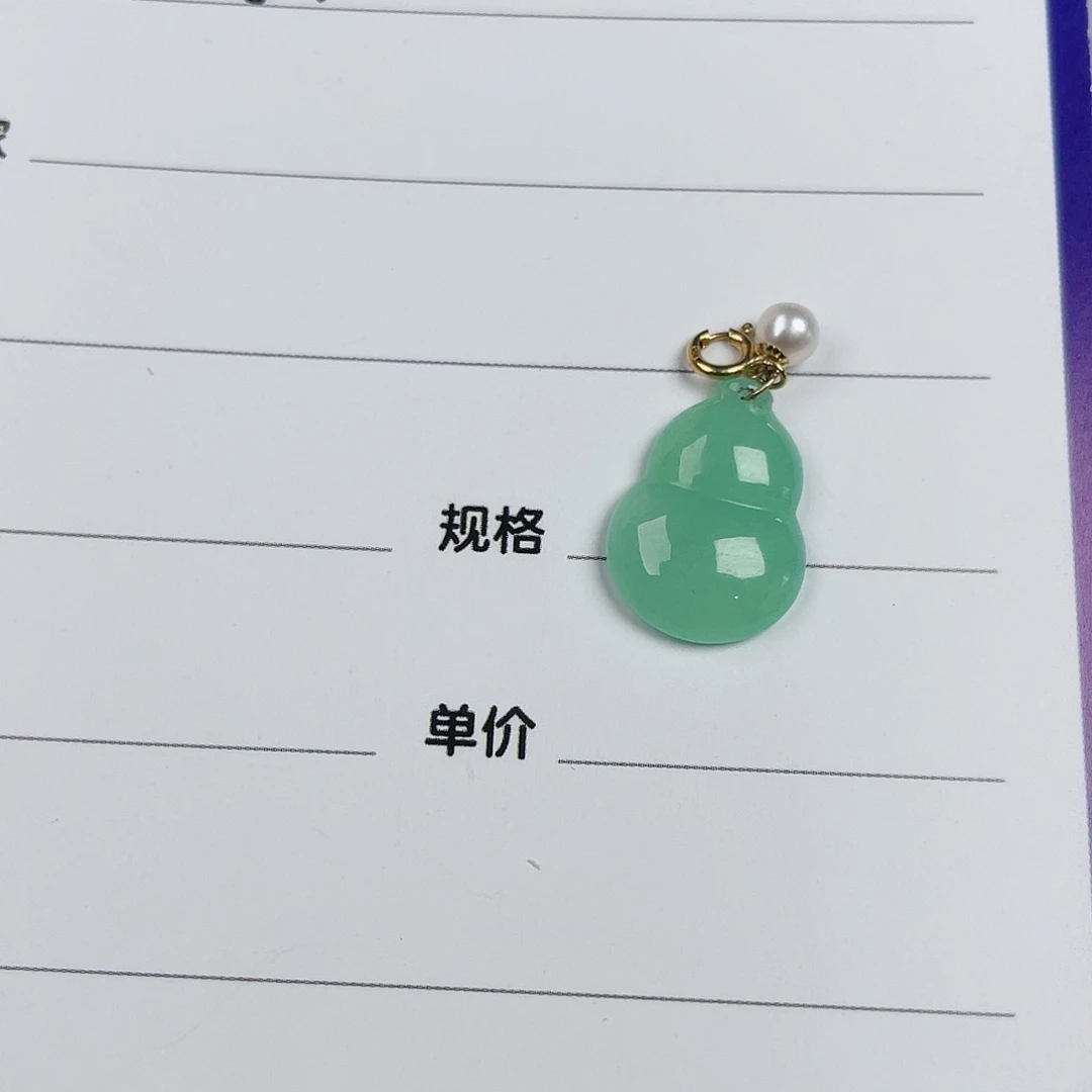 翡翠18K金镶嵌颈饰葫芦