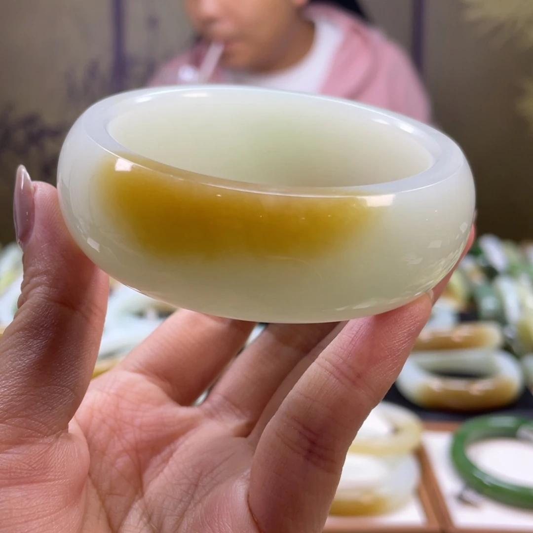 和田玉未镶嵌手镯