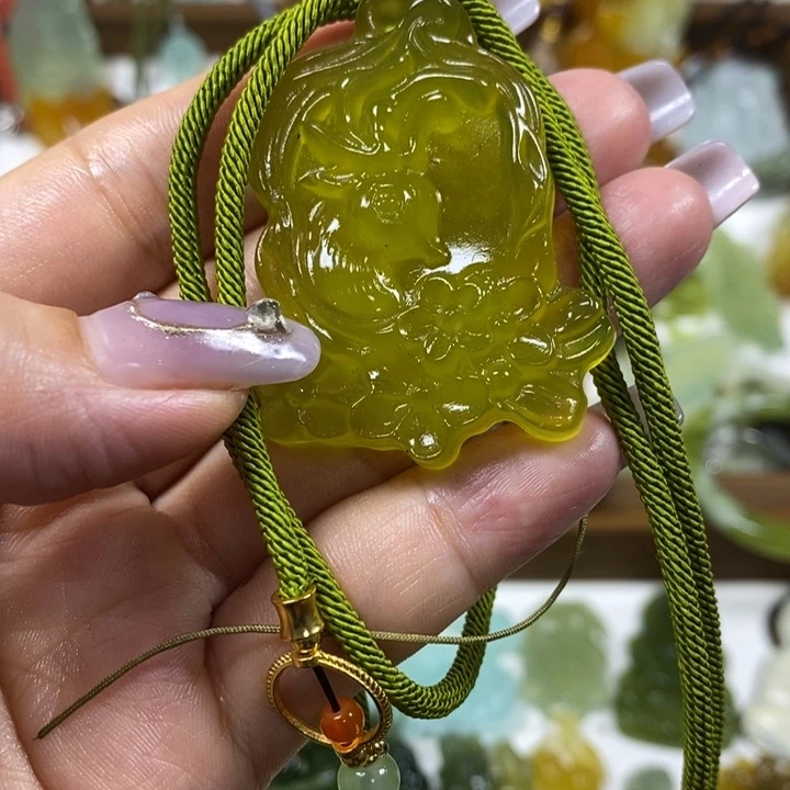 蛇纹石玉未镶嵌吊坠